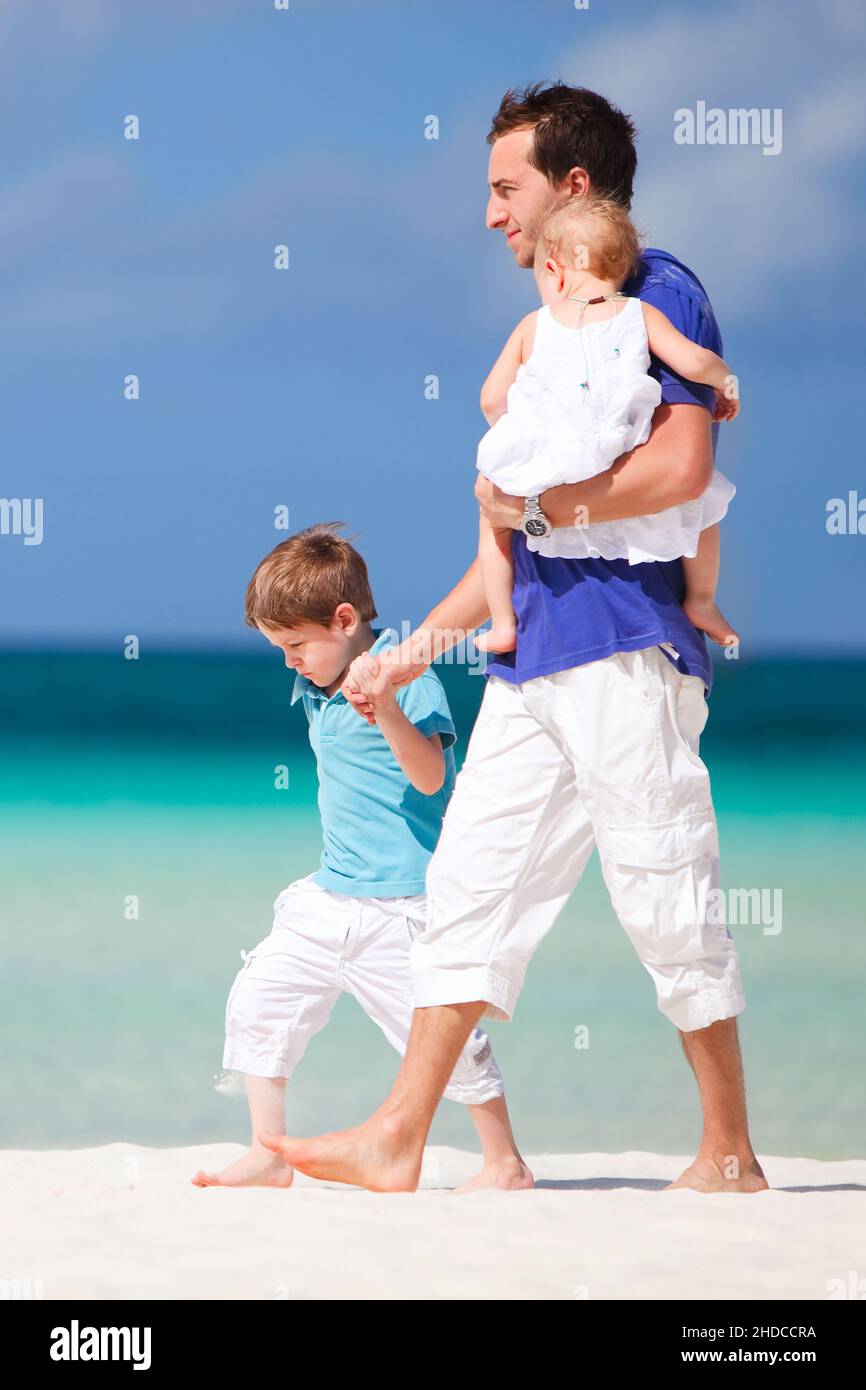 Boracay, Phillippinen, Insel, Familie am Strand, Mann mit zwei Kinder am Strand, MR: Sì Foto Stock