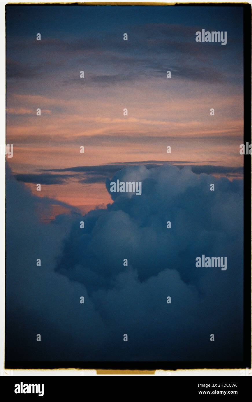 mare di nuvole sopra il tramonto dall'aereo Foto Stock