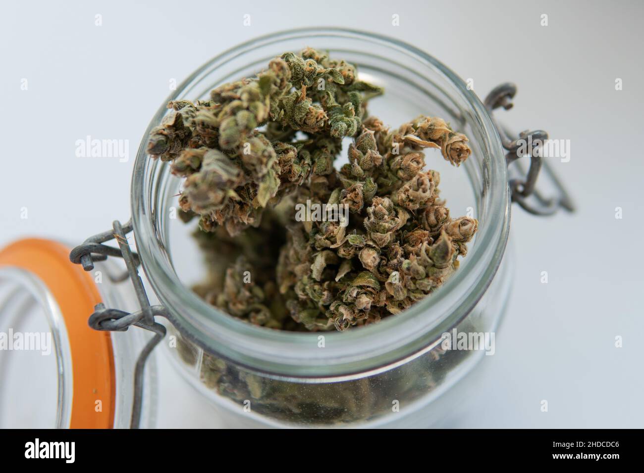 Uso ricreativo della marijuana nel 2022. Cultura del fumo di cannabis Foto Stock