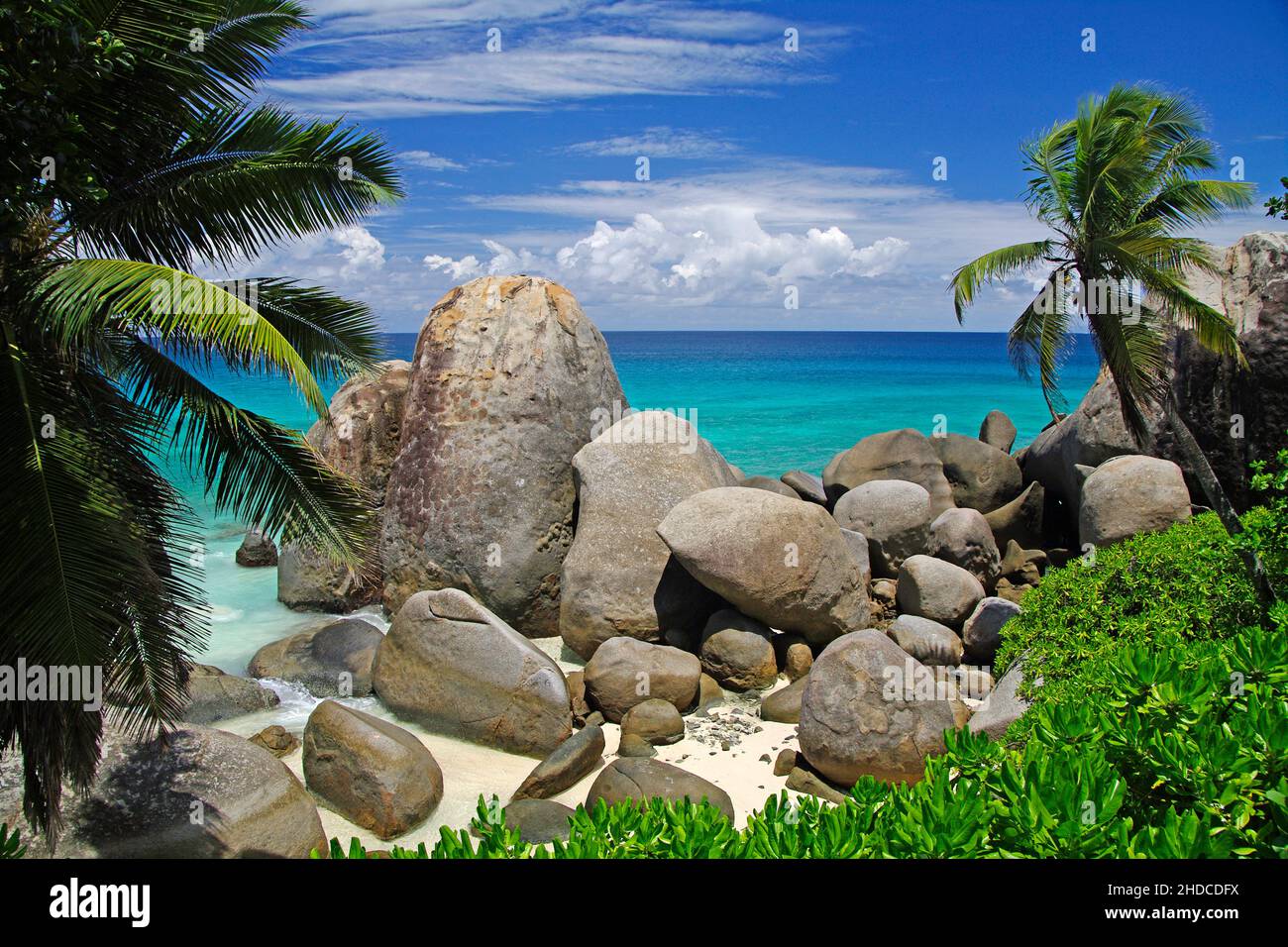 Paradiesischer Sandstrand mit Offenburg und Granitfelsen an der Carana Bay, Mahe, Seychellen Foto Stock