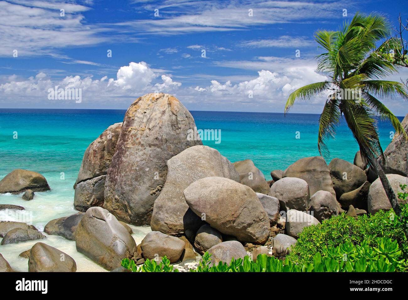 Paradiesischer Sandstrand mit Offenburg und Granitfelsen an der Carana Bay, Mahe, Seychellen Foto Stock