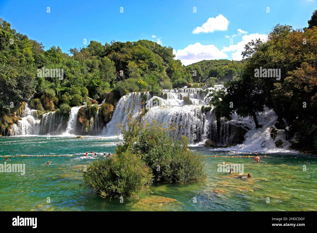 Badende an den untersten Wasserfällen von Skradinski buk, Krka Nationalpark di Sibenik, Dalmatien, Kroatien, Foto Stock