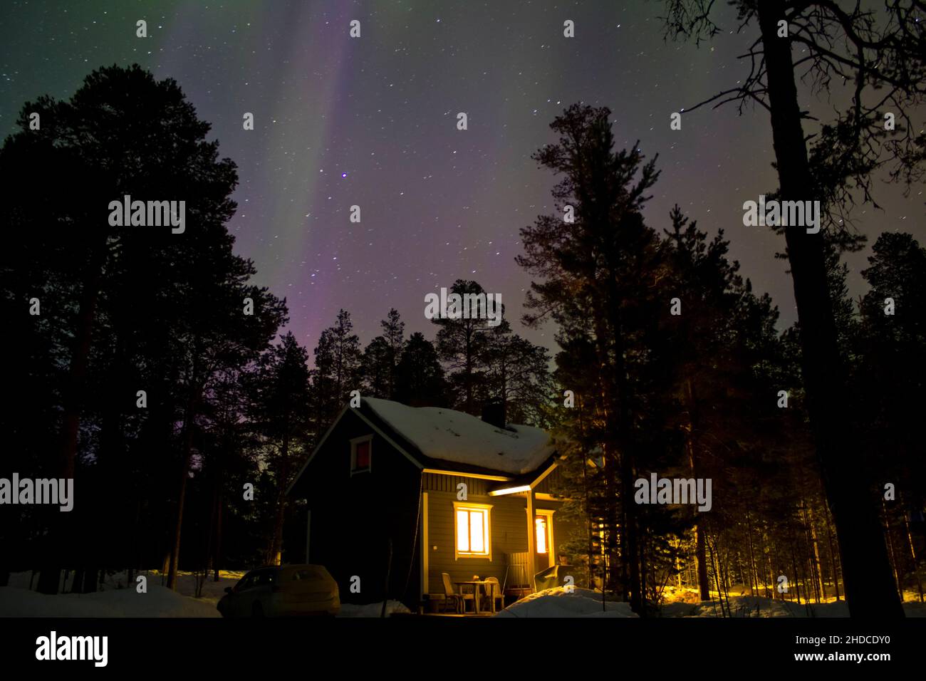 Europa, Finnisch-Lappland, Beleuchtete Hütte vor Nordlichter Foto Stock