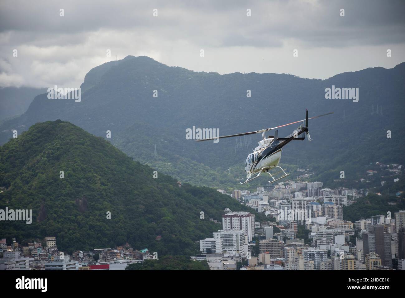 Splendida vista sulla verde montagna della foresta pluviale e volo in elicottero Foto Stock