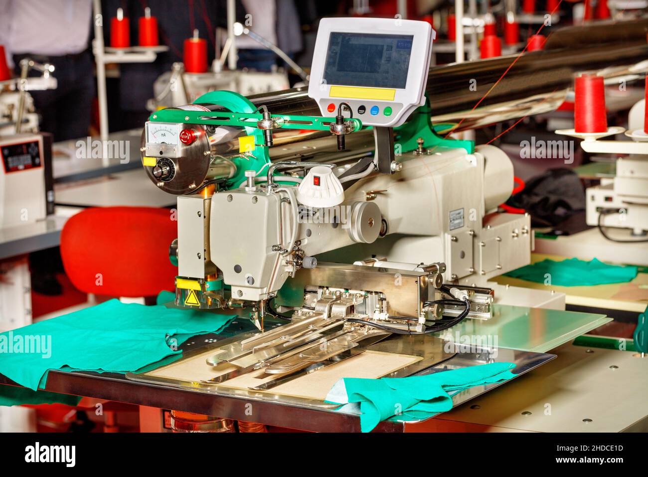 Attrezzatura di cucitura moderna in una fabbrica di cucitura, una macchina di cucitura con funzioni programmabili primo piano. Foto Stock