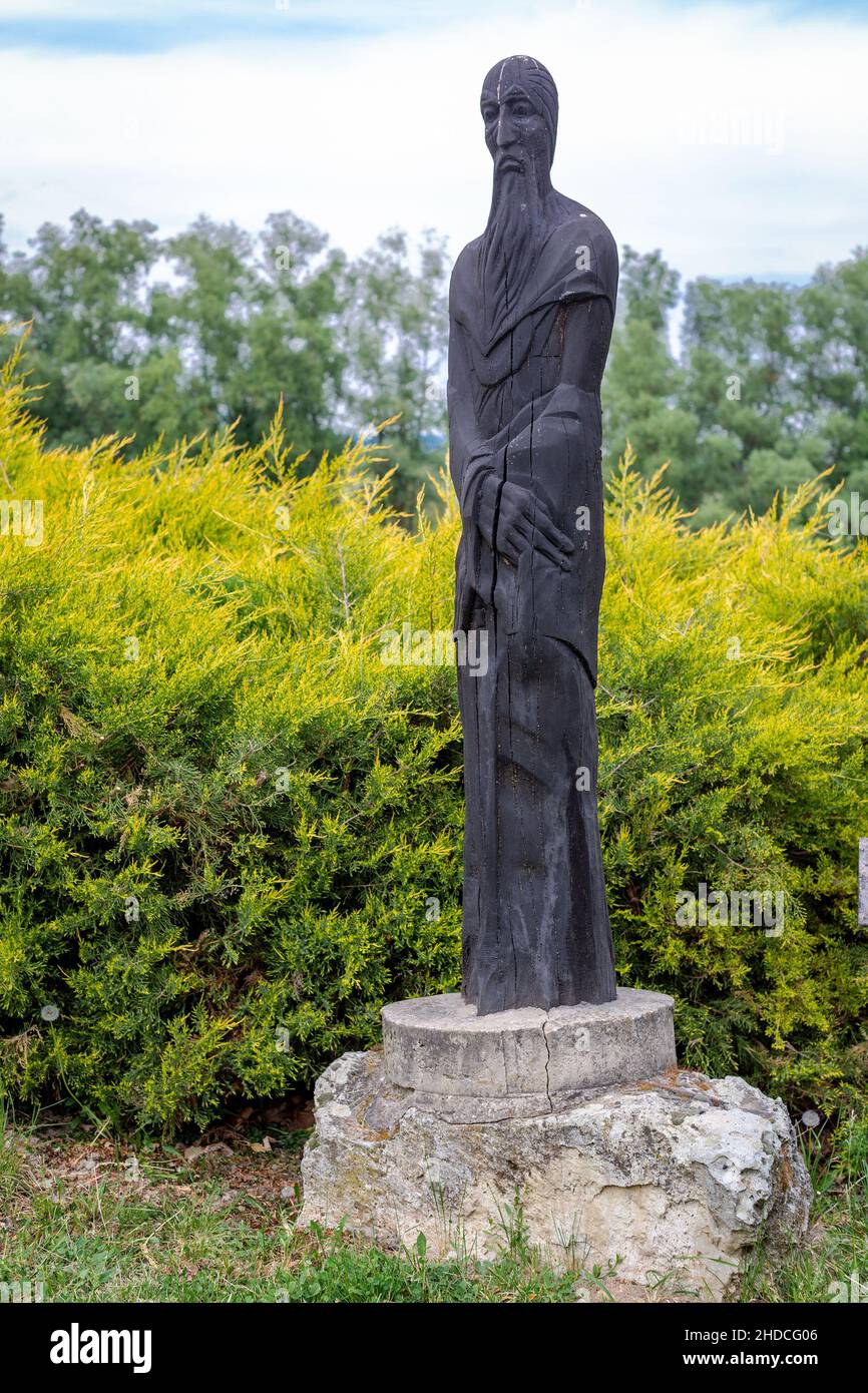 Bodrogkeresztur, Ungheria - 10 maggio 2020: Parco commemorativo di sette leader a Bodrogkeresztur, Ungheria. Sculture in legno di eroi ungheresi alte due metri Foto Stock