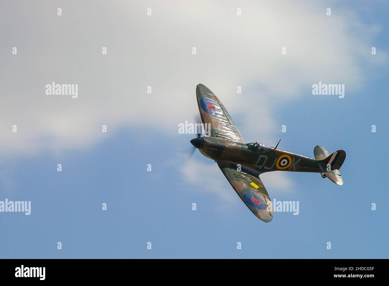 Royal Air Force, Battle of Britain Memorial Flight Supermarine Spitfire Mk.II aereo da caccia P7350 come QJ-K, in volo. Grande cielo Foto Stock