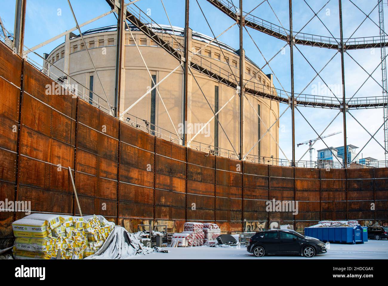 Vecchio edificio di supporto del gas visto dall'interno di un portatore di gas arrugginito sostenuto a colonna nel distretto di Suvilahti di Helsinki, Finlandia Foto Stock