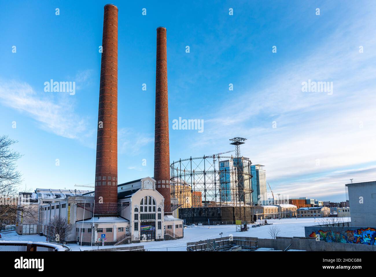 Kattilahalli o locale caldaie e vecchio detentore di gas o gasholder in una fredda giornata invernale nel distretto di Suvilahti di Helsinki, Finlandia Foto Stock