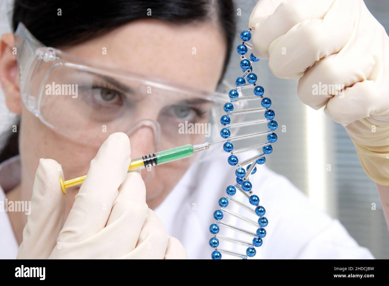 Frau, dunkelhaarig, 35 Jahre, Laborantin, Symbolbild, DNA, Gentechnik, untersucht DNA-Strang, Foto Stock