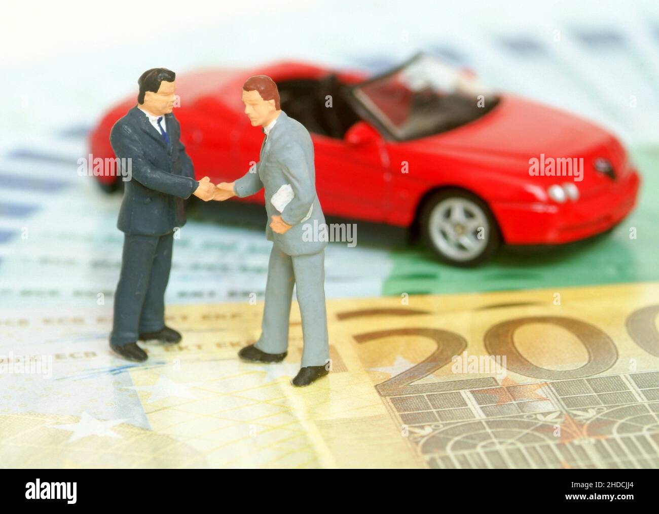 Autokauf per Handschlag, Roter Sportwagen wird verkauft, Symbolfoto, Symbolbilder, Foto Stock