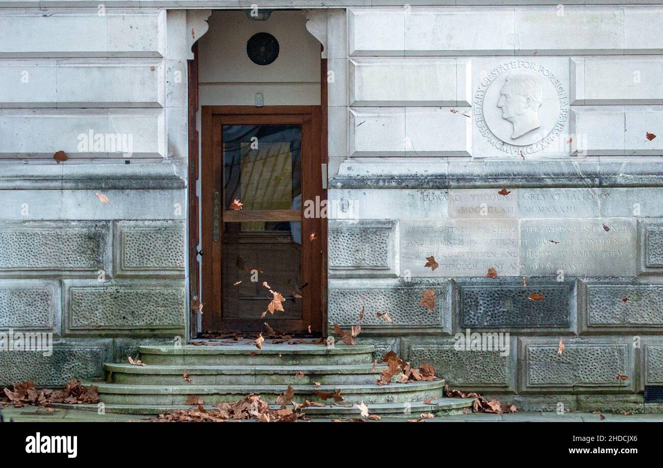 Londra, Inghilterra, Regno Unito. 5th Jan 2022. Il vento soffia fuori dall'ingresso dell'Ufficio degli Esteri e del comune di Londra. (Credit Image: © Tayfun Salci/ZUMA Press Wire) Foto Stock