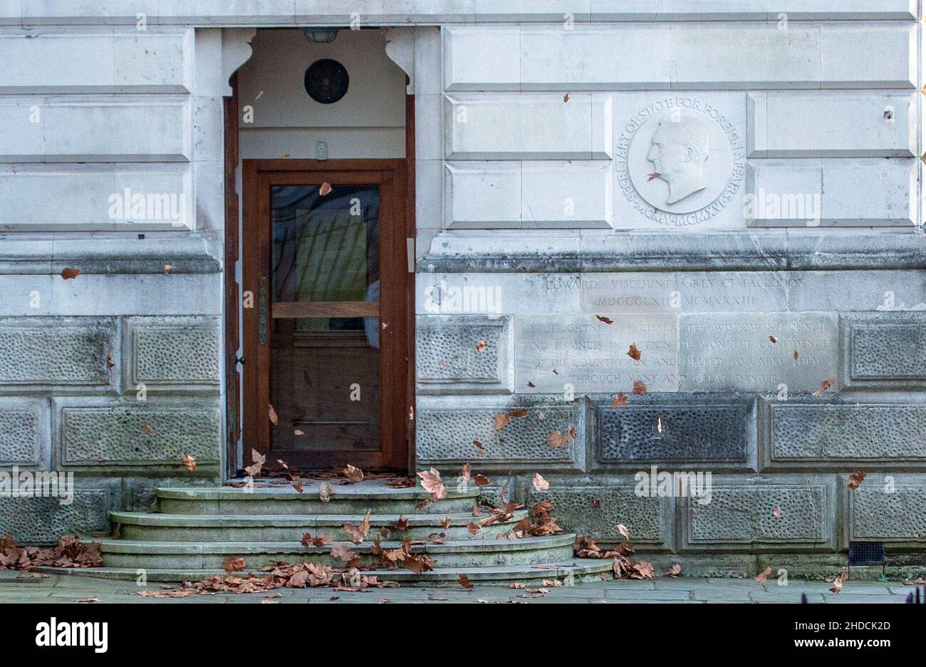 Londra, Inghilterra, Regno Unito. 5th Jan 2022. Il vento soffia fuori dall'ingresso dell'Ufficio degli Esteri e del comune di Londra. (Credit Image: © Tayfun Salci/ZUMA Press Wire) Foto Stock