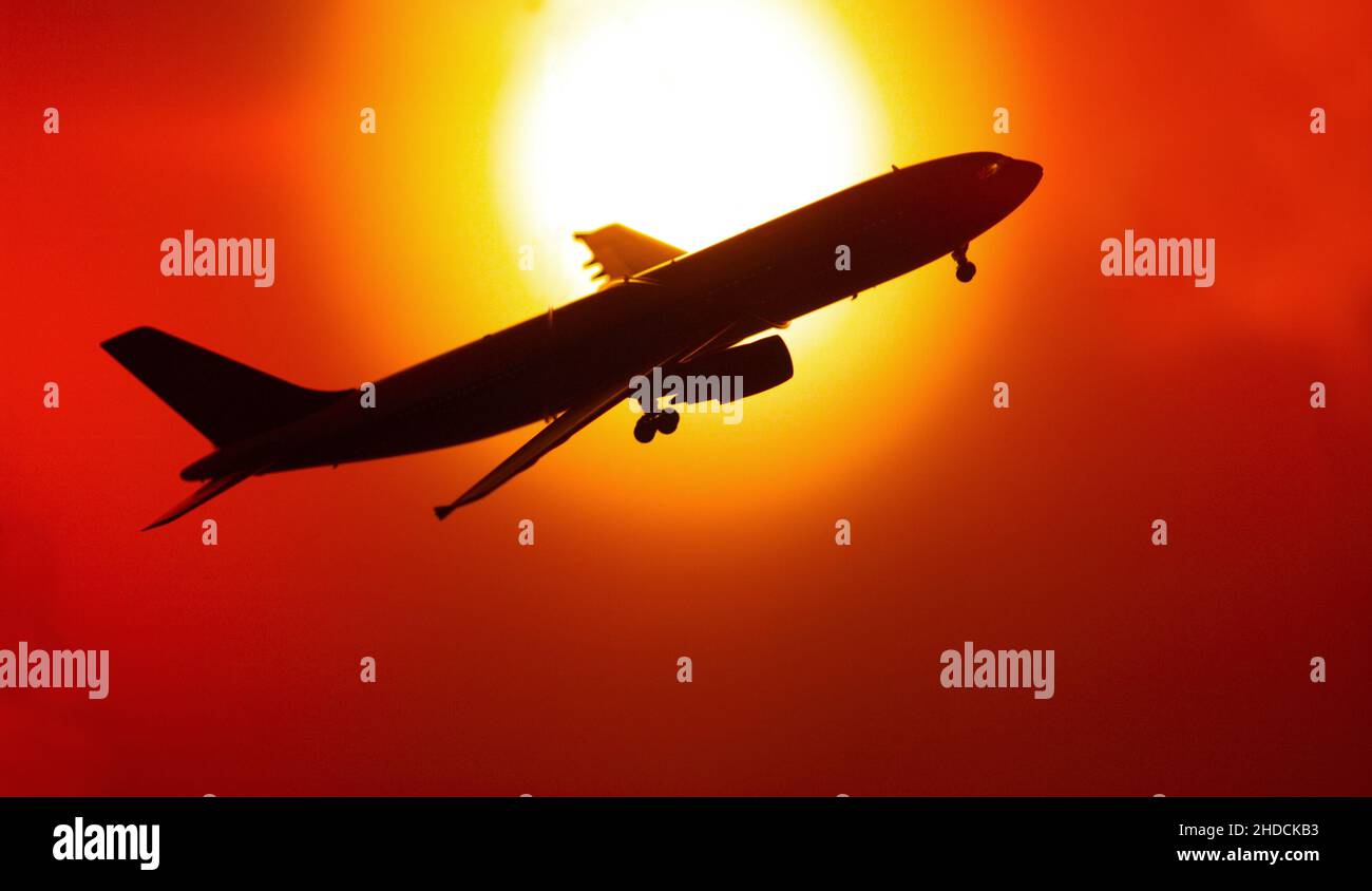 Symbolbild Flugzeug vor Sonnenuntergang, Reisen, Urlaub, Flugreise, Foto Stock