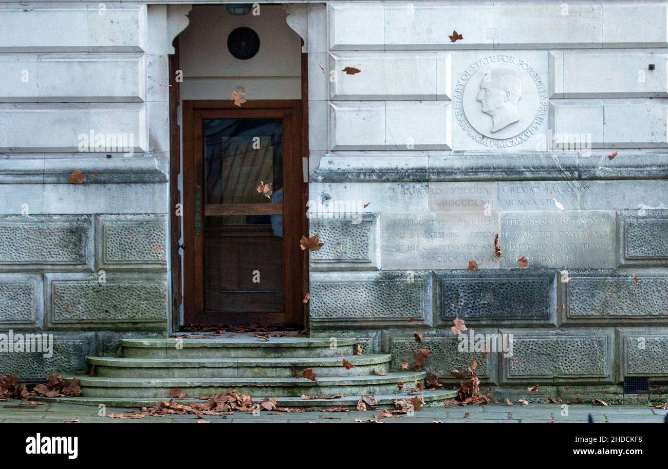 Londra, Inghilterra, Regno Unito. 5th Jan 2022. Il vento soffia fuori dall'ingresso dell'Ufficio degli Esteri e del comune di Londra. (Credit Image: © Tayfun Salci/ZUMA Press Wire) Foto Stock