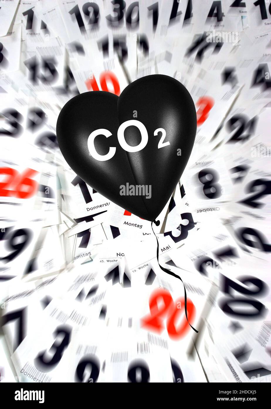 Schwarzes Herz, Luftballon, Herzluftballon, Aufdruck: CO2, Schadstoffe, unbrennbar, Gas, Atemluft, Erkrankung, Umwelt, Umweltverschmutzung,. Kalender, Foto Stock