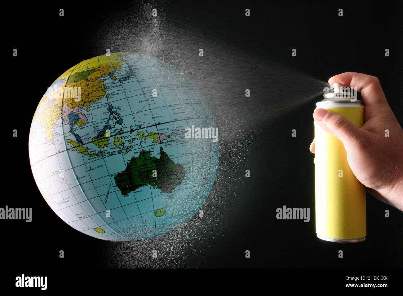 Globus und Spraydose, Erderwärmung, CO2, Ausstoss Symbolbilder, Ozonloch, Klimawandel, Foto Stock