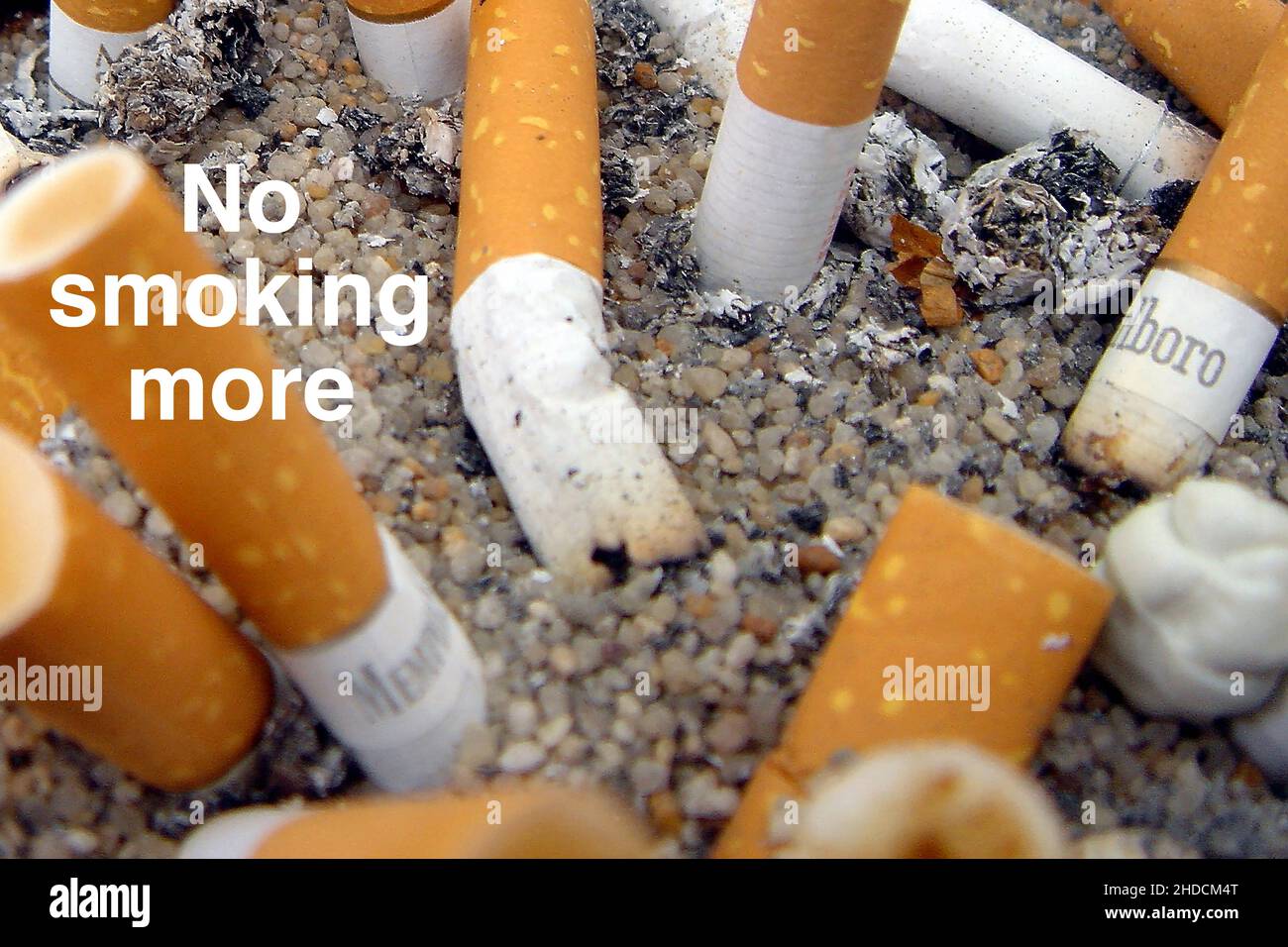 Zigarettenstummel, Aschenbecher, Zigaretten, Raucher, Asche, Vorsätze für 2020, mit dem Rauchen aufhören, Foto Stock