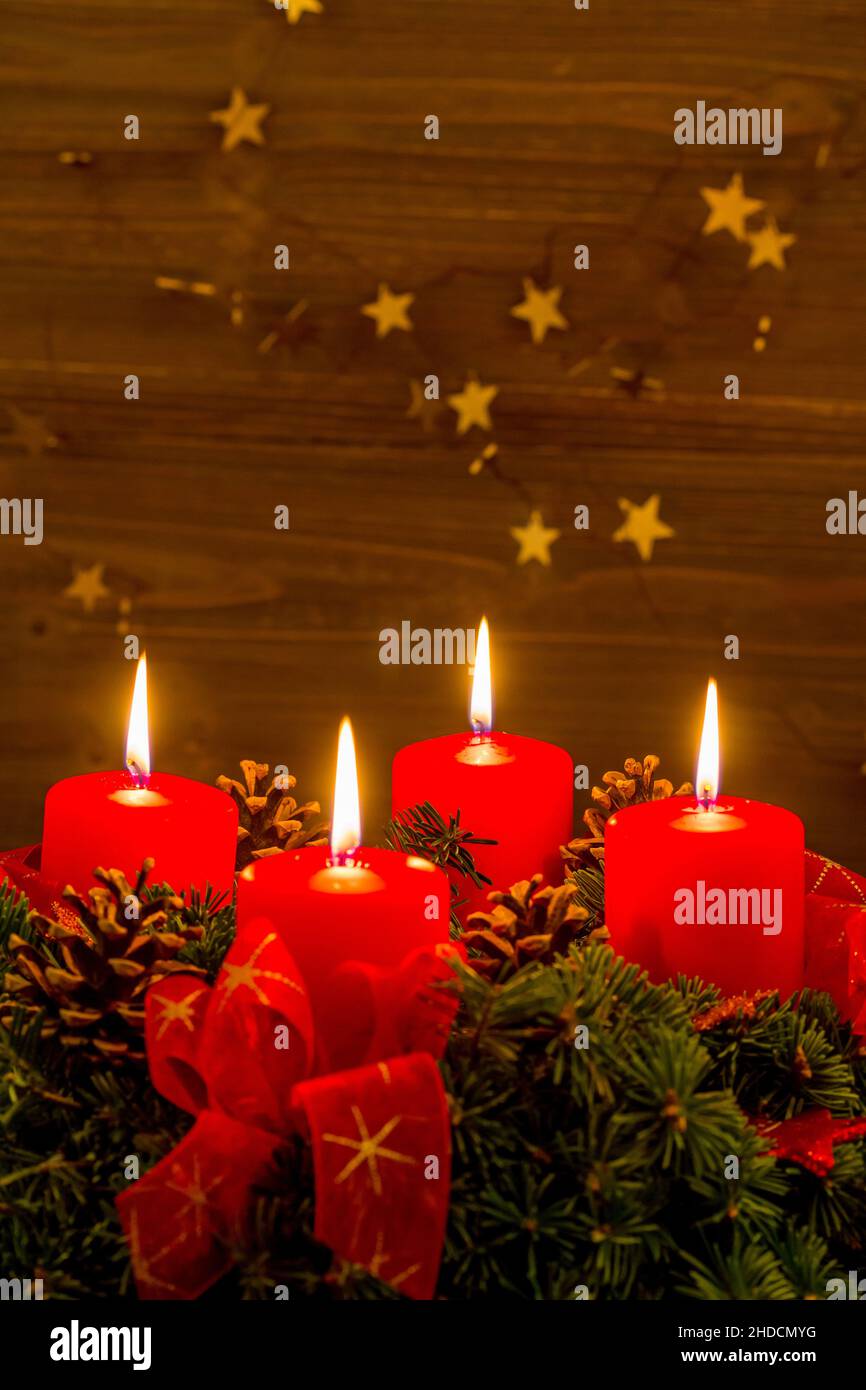 Ein Adventskranz zu Weihnachten sorgt für romatinsche Stimmung in der stillen Avvento Zeit. Foto Stock