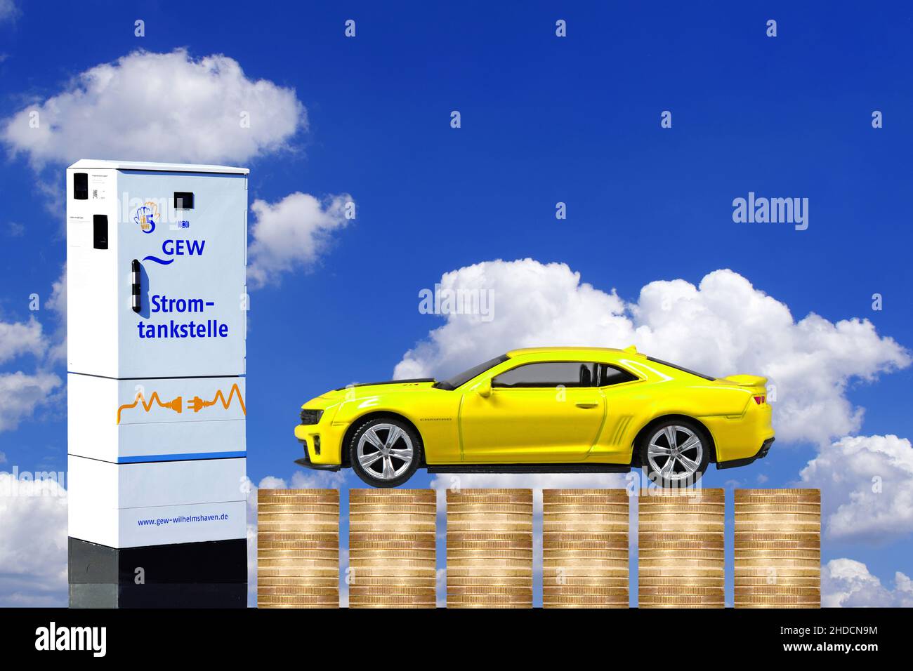 Gelber Chevrolet Camaro, ZL1, STATI UNITI D'AMERICA, vor Stromtankstelle, E-Mobil, E-Mobile, Elektroauto, Tankstelle, Umweltfreundlich, Foto Stock