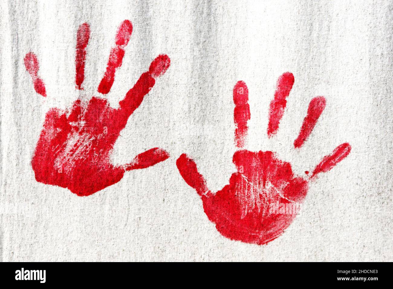 Abdruck von roten Kinderhänden un einer Wand Foto Stock