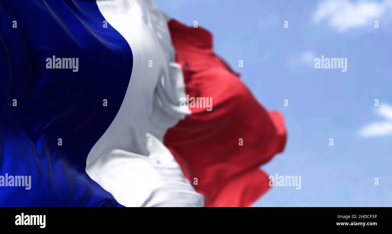 Dettaglio della bandiera nazionale della Francia che sventola nel vento in una giornata limpida. Democrazia e politica. Paese europeo. Foto Stock