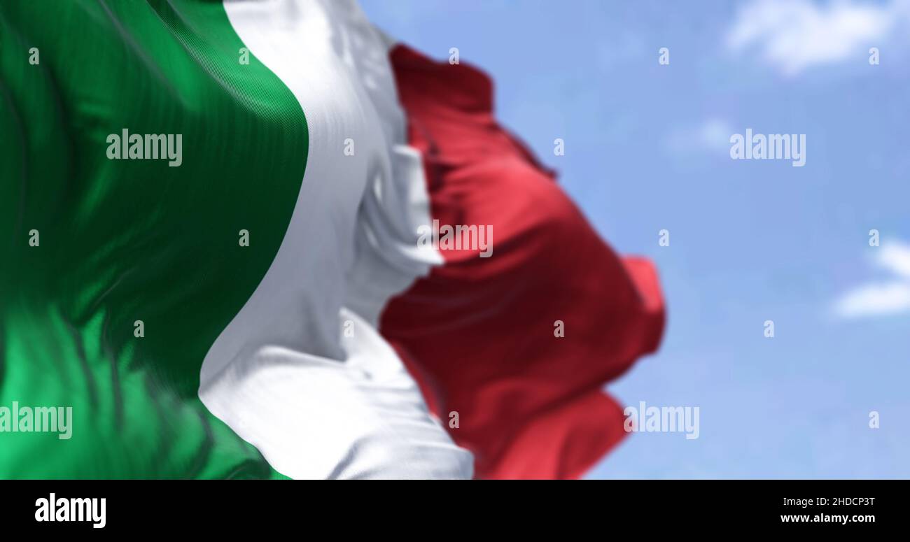 Dettaglio della bandiera nazionale italiana che sventola nel vento in una giornata limpida. Democrazia e politica. Paese europeo. Messa a fuoco selettiva Foto Stock