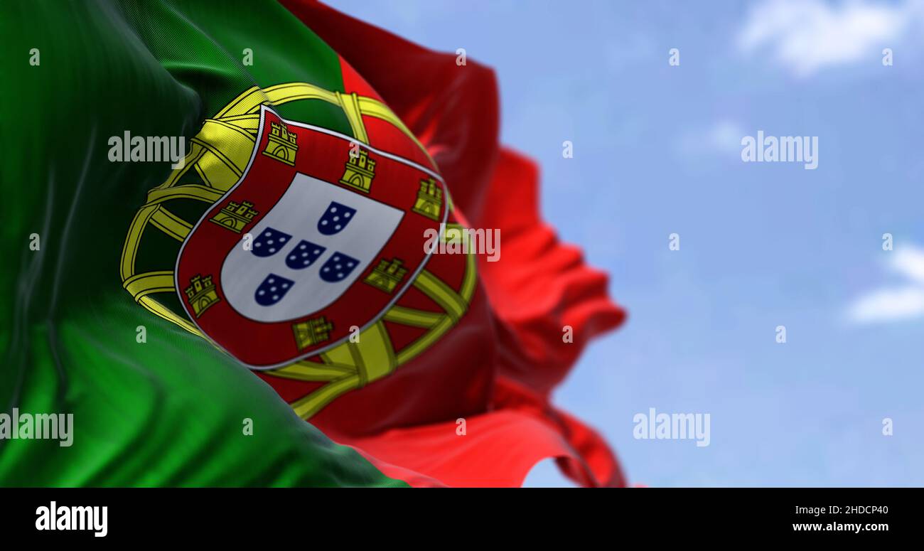 Dettaglio della bandiera nazionale del Portogallo che sventola al vento in una giornata limpida. Democrazia e politica. Paese europeo. Messa a fuoco selettiva Foto Stock