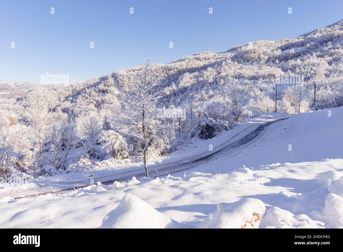 Paesaggio dell'Appennino toscano-emiliano a Ventasso, Italia. Montagne innevate e vegetazione in inverno. Spazio di copia. Foto Stock