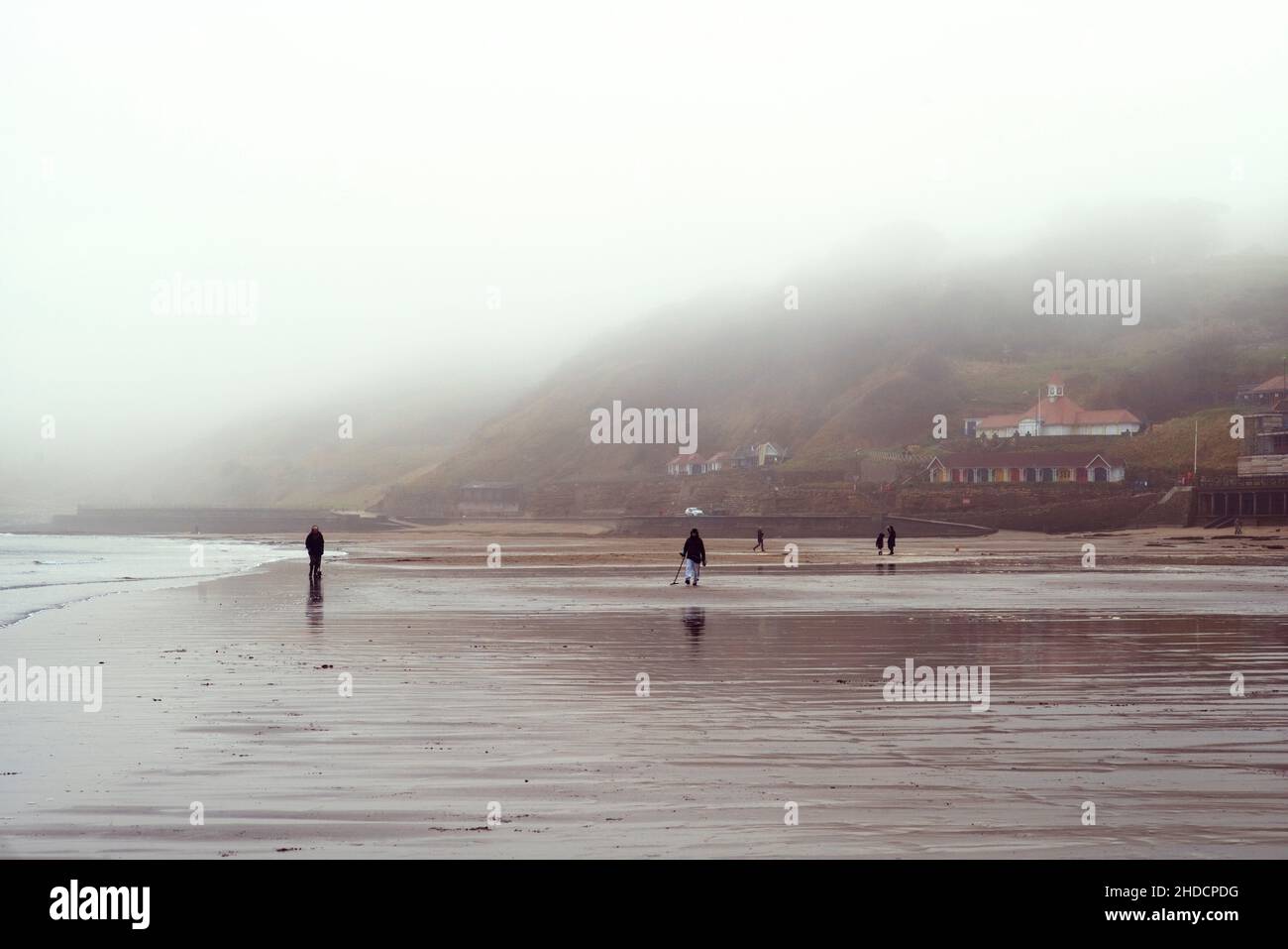 Due detestoristi in metallo sulla spiaggia di Scarborough in una mattinata d'inverno nebbia Foto Stock