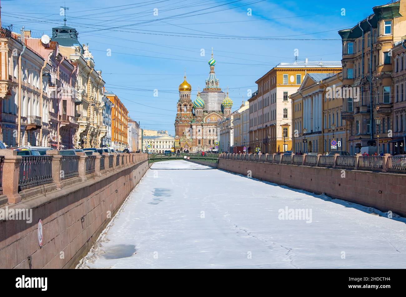 ST. PETERSBURG, RUSSIA - 27 marzo 2021: Canale di Griboyedov e Chiesa del Salvatore sul sangue versato Foto Stock