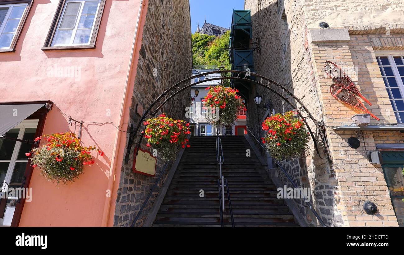 Vista ad angolo basso delle attrazioni turistiche della città vecchia di Quebec City del quartiere Petit Champlain, il quartiere dello shopping e la vecchia architettura francese. Foto Stock