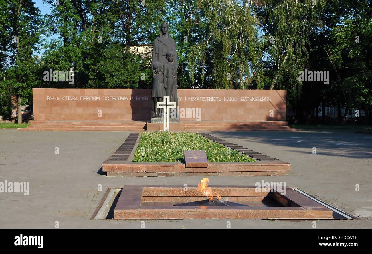 Ivano Frankivsk, Ucraina: Il cimitero fraterno o cimitero militare sovietico con croce e fiamma eterna su via Bohdana Lepkoho. Foto Stock