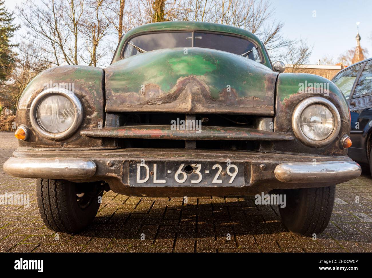 Sloten, Olanda del Nord, Paesi Bassi, 03.01.2022, Vista frontale della vettura soldtimer arrugginita Skoda 1200 dal 1953 Foto Stock