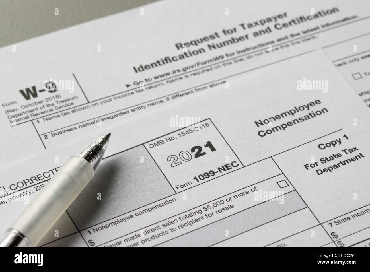 Primo piano del modulo 1099-NEC, compenso non dipendente, e modulo W-9, richiesta di numero di identificazione contribuente (TIN) e certificazione. Foto Stock
