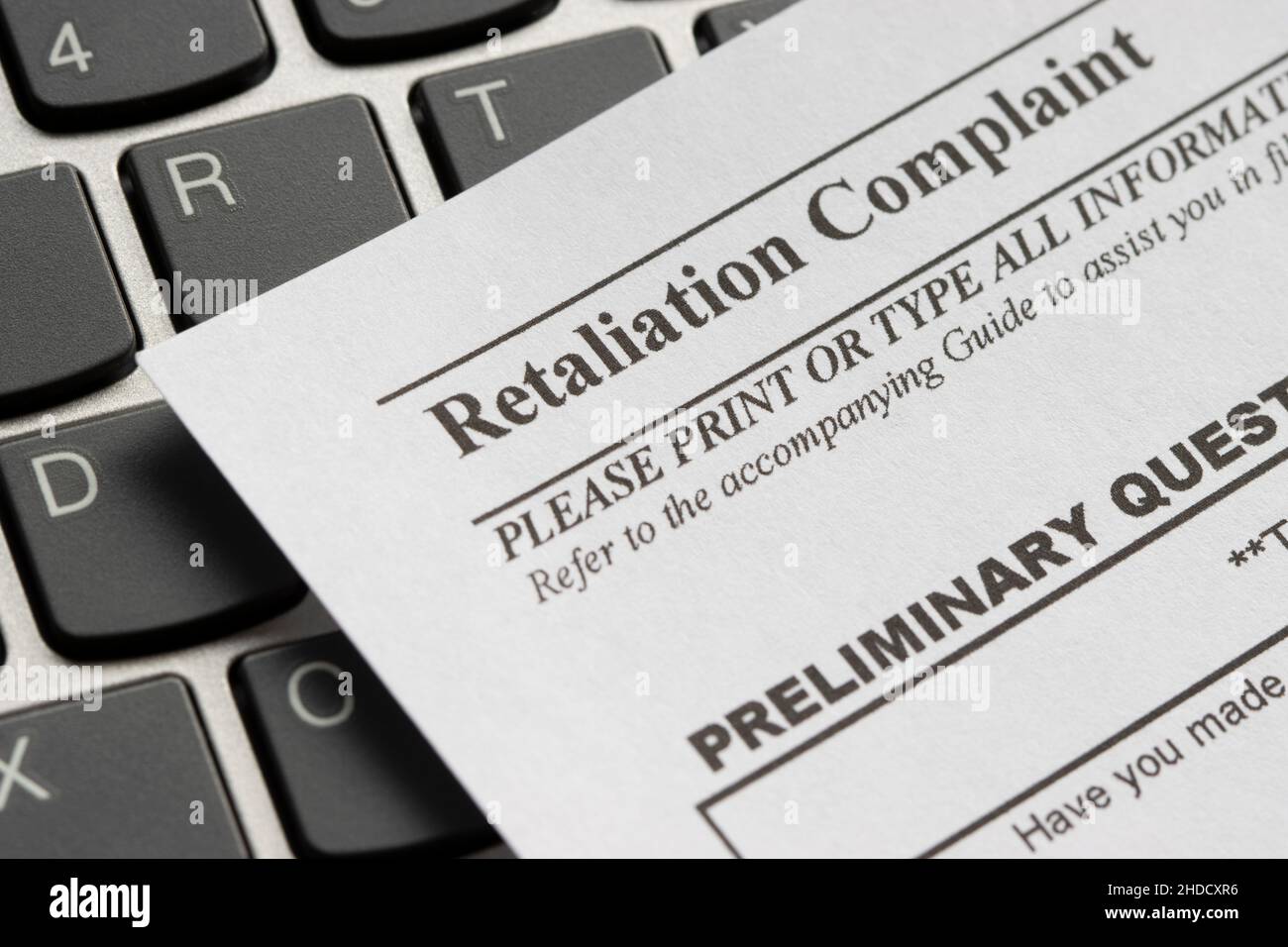 Primo piano di un modulo di reclamo per ritorsioni sul posto di lavoro. Foto Stock