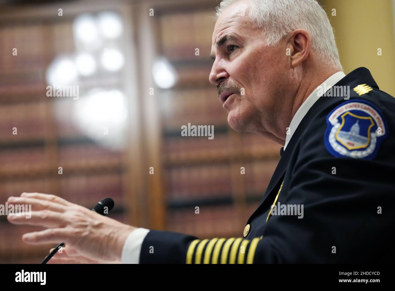Washington, Stati Uniti. 05th Jan 2022. STATI UNITI - GENNAIO 5: Il capo della polizia del Campidoglio degli Stati Uniti J. Thomas Manger testimonia durante l'audizione del Comitato delle regole e dell'amministrazione del Senato dal titolo "Oversight of the U.S. Capitol Police in seguito all'attacco del 6th gennaio al Campidoglio, parte II" nell'edificio Russell di mercoledì 5 gennaio 2022. (Foto di Tom Williams/Pool/Sipa USA) Credit: Sipa USA/Alamy Live News Foto Stock