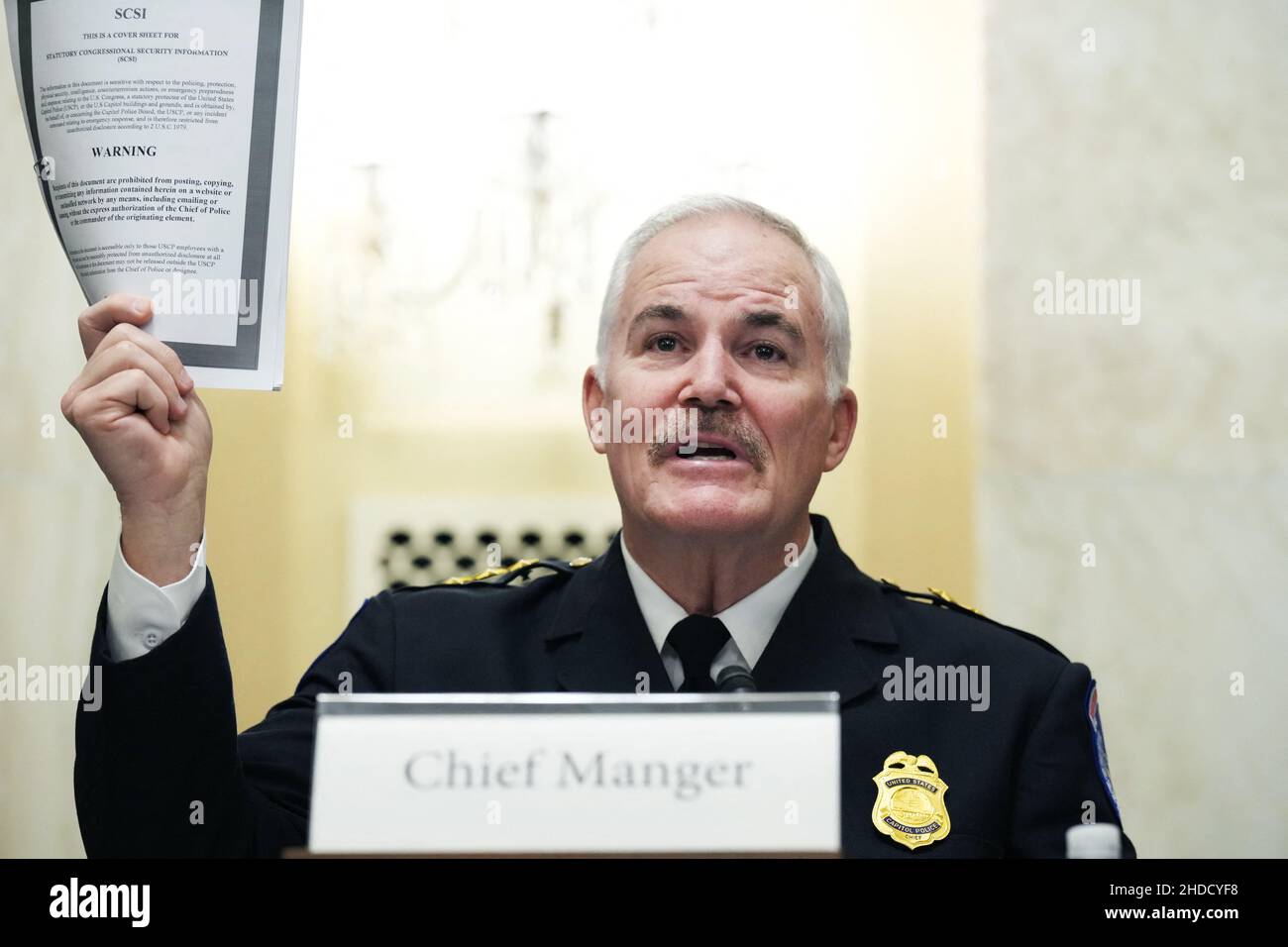 Washington, DC, USA, il 05 gennaio 2022.: Thomas Manger, capo della polizia del Campidoglio degli Stati Uniti, ha presentato un rapporto sulle “informazioni legali sulla sicurezza del Congresso”, mentre ha testimoniato durante l’audizione del Comitato delle regole e dell’Amministrazione del Senato dal titolo “supervisione della polizia del Campidoglio degli Stati Uniti a seguito dell’attacco del 6th gennaio al Campidoglio, parte II”, a Russell Building mercoledì 5 gennaio 2022. Foto di Tom Williams/Pool/ABACAPRESS.COM Foto Stock