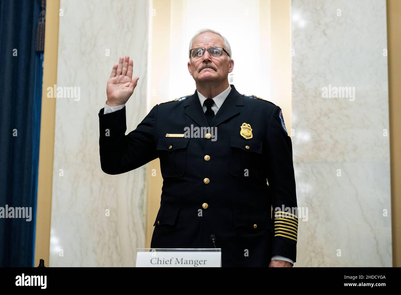 Washington, Stati Uniti. 05th Jan 2022. STATI UNITI - GENNAIO 5: Il capo della polizia del Campidoglio degli Stati Uniti J. Thomas Manger viene giurato durante l'audizione del Comitato delle regole e dell'amministrazione del Senato intitolata "Oversight of the U.S. Capitol Police in seguito all'attacco del 6th gennaio al Campidoglio, parte II" nell'edificio Russell di mercoledì 5 gennaio 2022. (Foto di Tom Williams/Pool/Sipa USA) Credit: Sipa USA/Alamy Live News Foto Stock