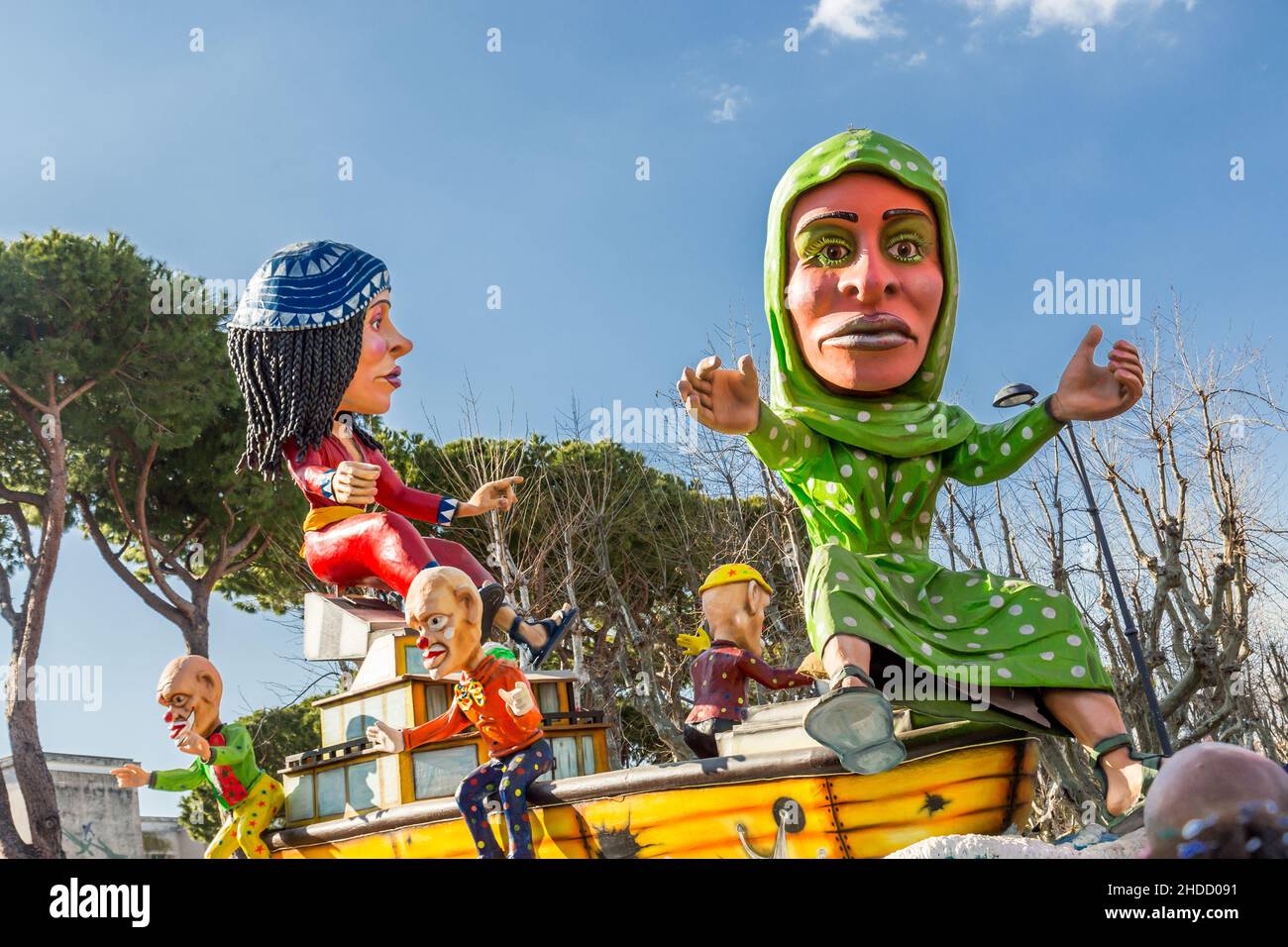 Il galleggiamento allegorico durante la sfilata di carnevale lungo le strade di Gaeta, Lazio, Italia. Foto Stock