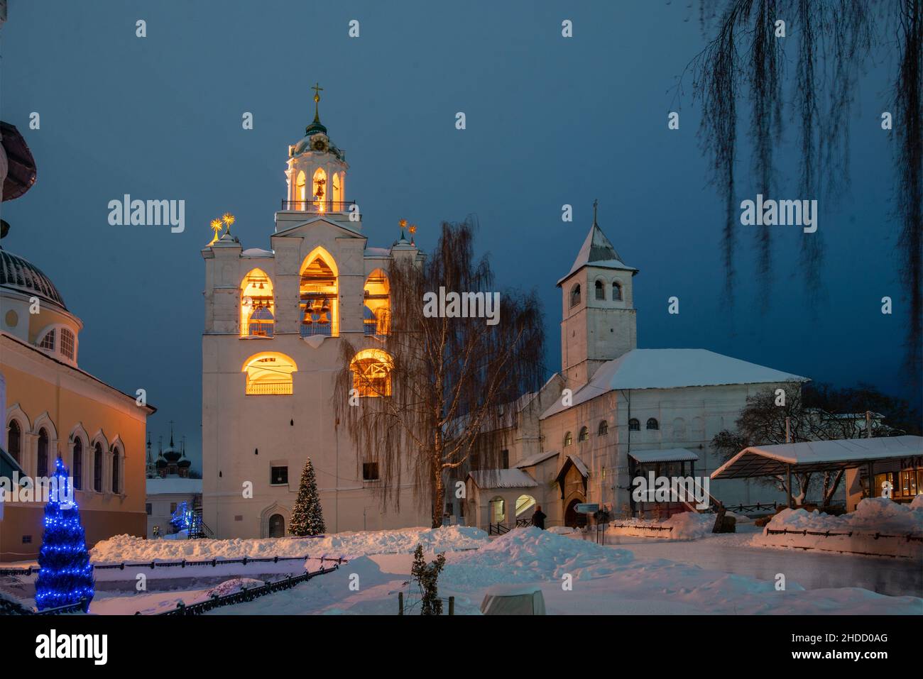 La trasfigurazione della Cattedrale del Salvatore nel Cremlino di Yaroslavl. Fantastica vista notturna nel primo giorno di Capodanno! Foto Stock