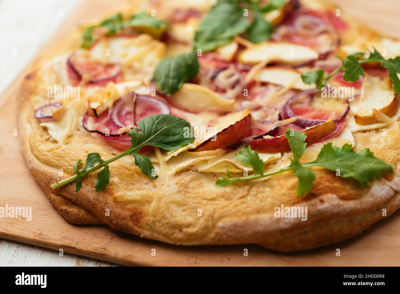 Pizza vegana fatta in casa con pastinaca, mela e barbabietola chioggia. Foto Stock
