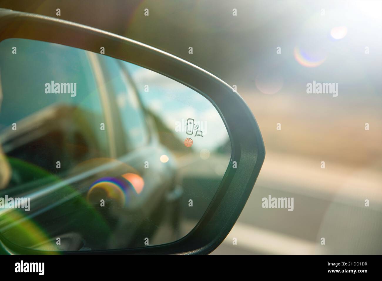 Un sensore di monitoraggio dei punti ciechi sullo specchietto retrovisore laterale di un'auto moderna. Foto Stock