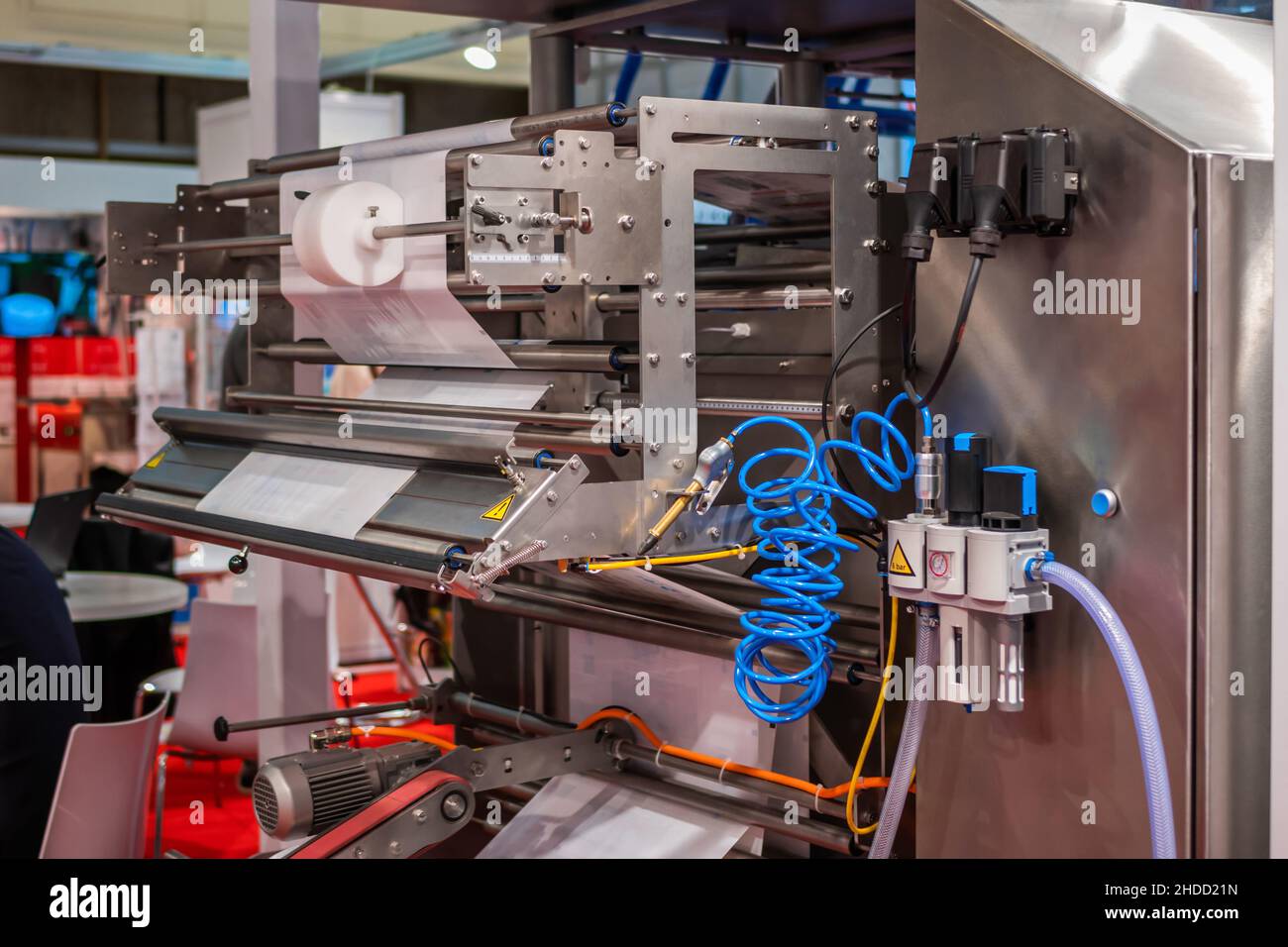 Riempimento e sigillatura di moduli per il confezionamento dei prodotti in occasione della mostra di imballaggi Foto Stock