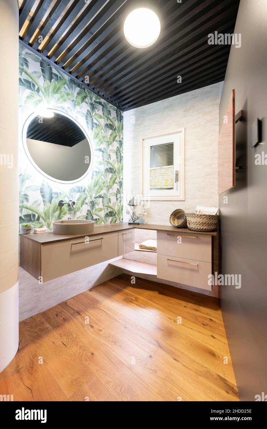 piccola camera con moderno lavabo per rinfrescarsi con pavimento in legno e lavandino incorporato Foto Stock