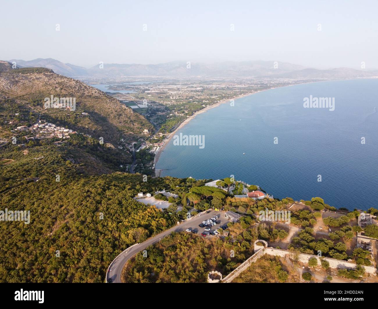 Vista aerea su Terracina, montagne e baia del Mar Tirreno, antica città italiana in provincia di Latina al tramonto Foto Stock