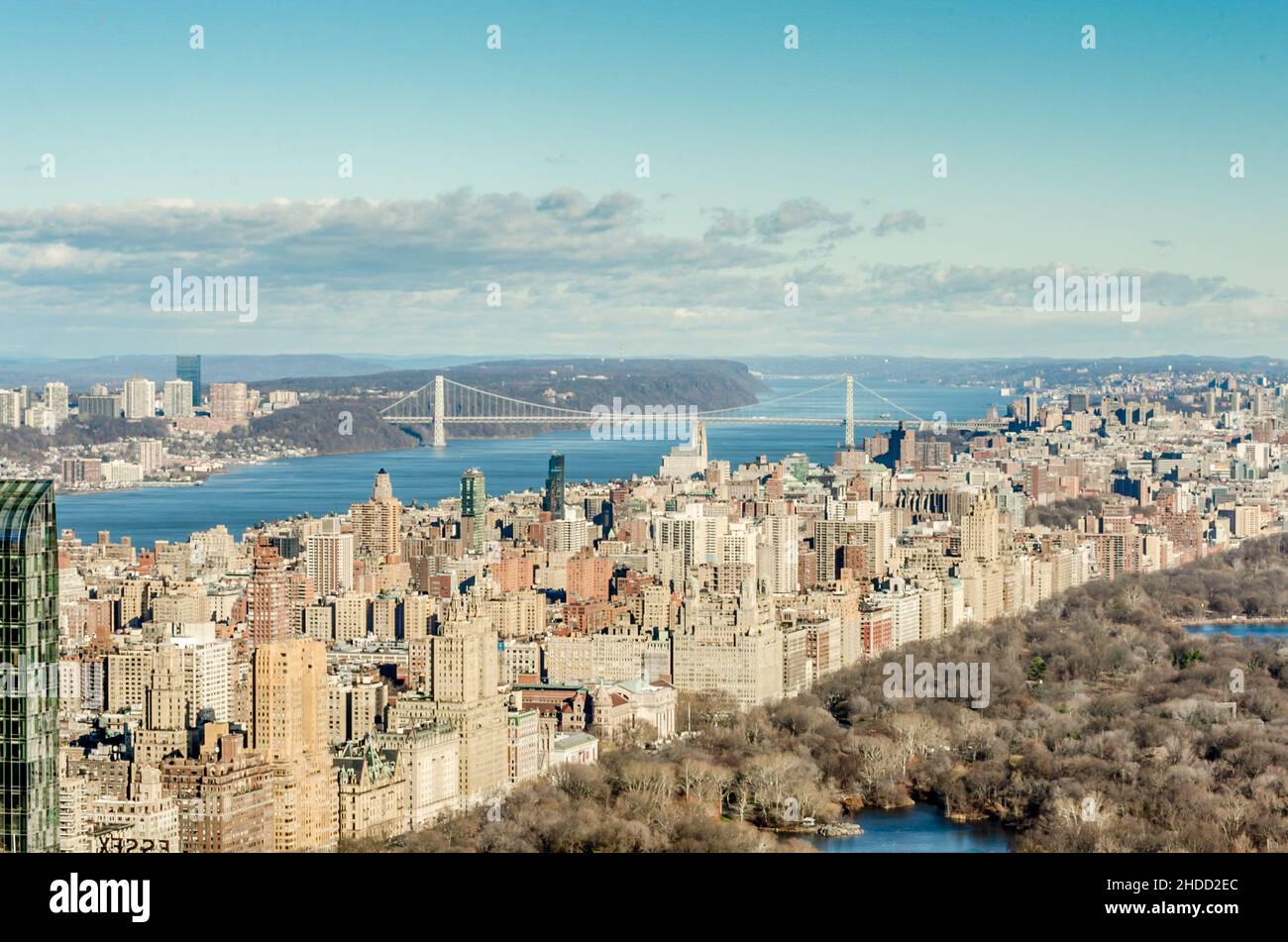 Paesaggio urbano di New York con Upper West Side, Central Park e Hudson River in un giorno di sole d'inverno. Foto Stock