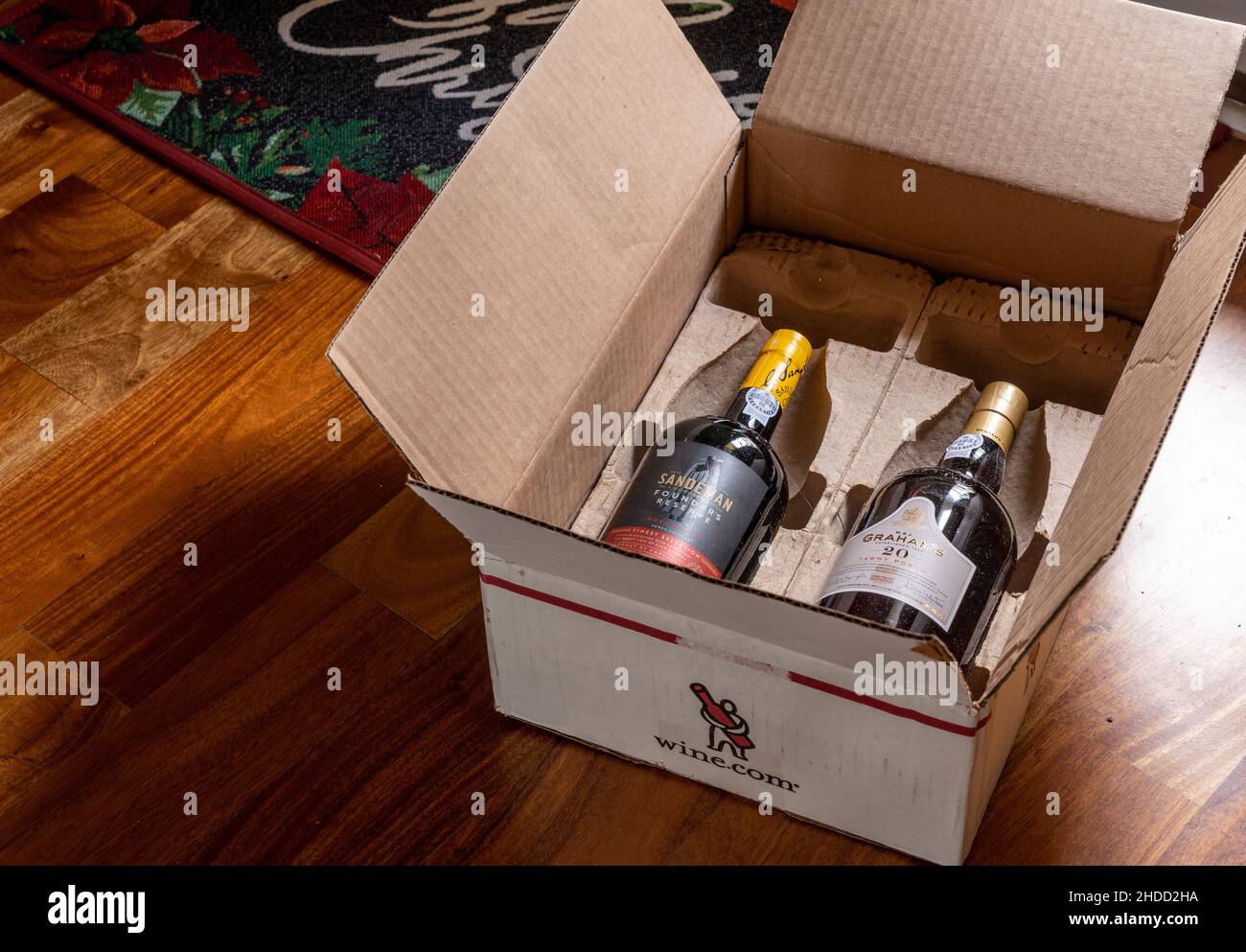 Morgantown, WV - 5 gennaio 2022: Due bottiglie di porto d'epoca Grahams e Sandeman in scatola dal negozio online Wine.com Foto Stock