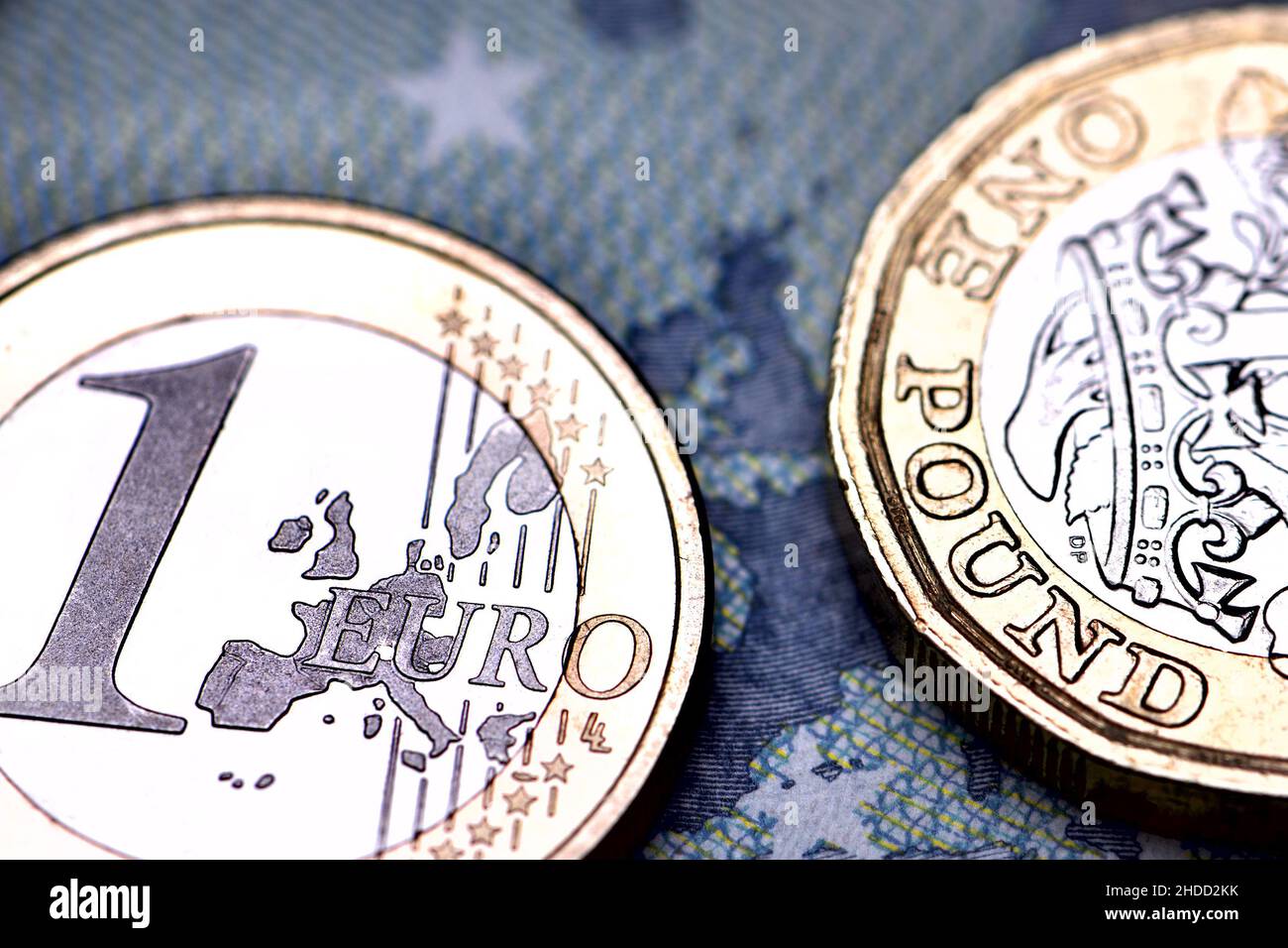 Monete da un euro e una sterlina su una banconota da un euro Foto Stock