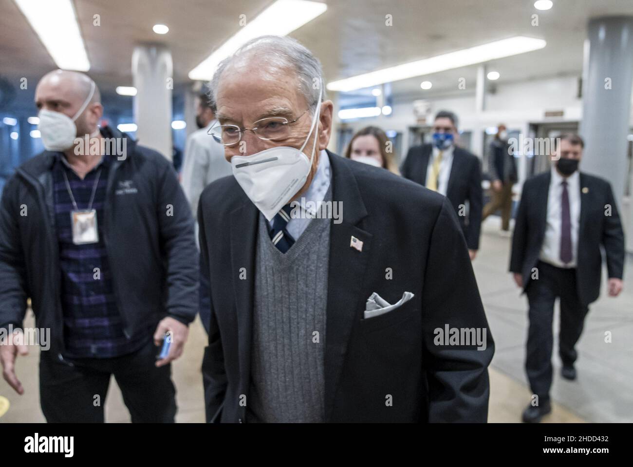 Washington, Stati Uniti. 05th Jan 2022. Il Sen. Americano Chuck Grassley R-IA cammina attraverso la metropolitana che conduce al piano del Senato per i voti al Campidoglio degli Stati Uniti a Washington, DC mercoledì 5 gennaio 2022. Il procuratore generale degli Stati Uniti Merrick Garland darà un aggiornamento mercoledì sulle indagini del Dipartimento di Giustizia sull'attacco del 6 gennaio al Campidoglio degli Stati Uniti, quasi un anno al giorno dopo che gli estremisti pro-Donald Trump hanno costretto il loro ingresso nell'edificio. Foto di Ken Cedeno/UPI Credit: UPI/Alamy Live News Foto Stock